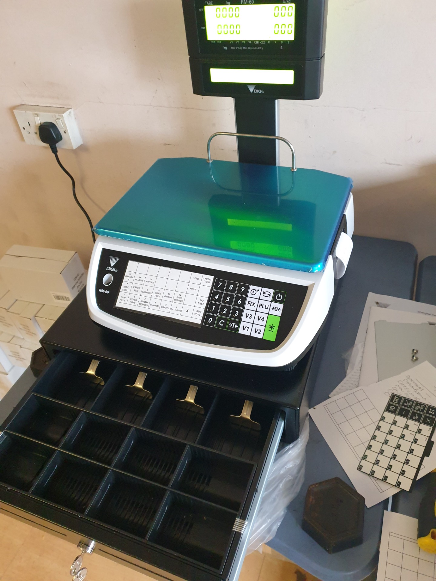 Portable scales/cash register with thermal printer both main & battery